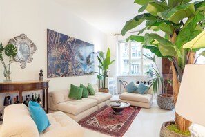 Smart TV, books, music library, stereo - Mediterraneo Loft Chiaia, a Music Journey 10 minutes from Napoli Seafront. (Napoli)