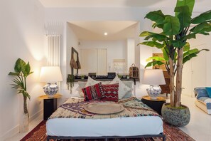 1 soverom, safe på rommet, skrivebord og strykejern/-brett