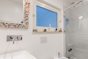 Shower, hair dryer, bidet, towels - Mediterraneo Loft Chiaia, a Music Journey 10 minutes from Napoli Seafront. (Napoli)