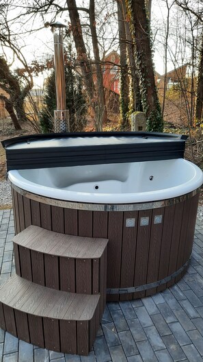 Bañera de hidromasaje al aire libre