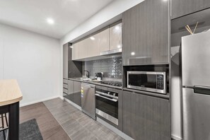 Kjøleskap, mikrobølgeovn, ovn og kokeplater