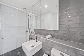 Een douche, een haardroger, handdoeken, shampoo