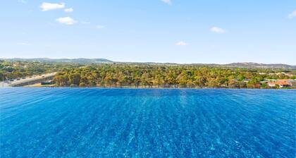 Bright 2-Bed Apartment with Scenic Balcony