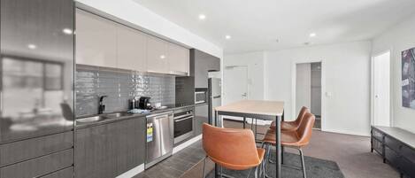 Réfrigérateur, micro-ondes, four, plaque de cuisson