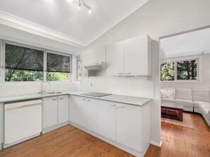 雪櫃、微波爐、焗爐、爐具