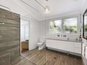 Douche, sèche-cheveux, serviettes fournies, shampoing