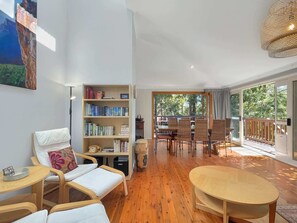 Interior - Riverside 3-Bed Townhouse with Spacious Deck (Mossy Point)