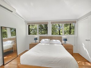 3 bedrooms, iron/ironing board, bed sheets