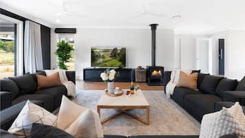 Smart TV, fireplace