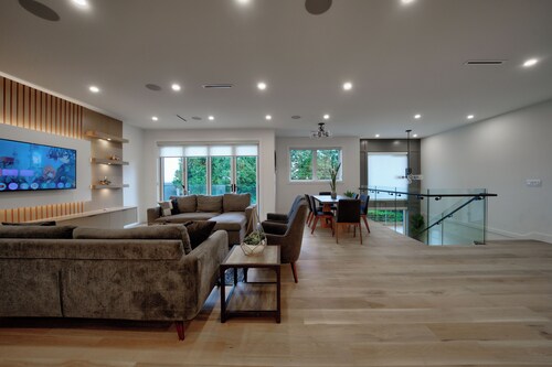 White rock Mansion sleeps 20, chef kitchen, views, Theatre room, Game Room