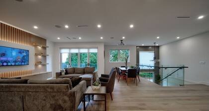 White rock Mansion sleeps 20, chef kitchen, views, Theatre room, Game Room