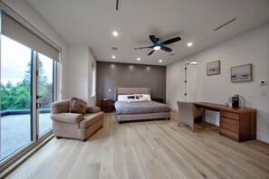 9 bedrooms, iron/ironing board, travel cot, WiFi - White rock Mansion sleeps 20, chef kitchen, views, Theatre room, Game Room (Surrey)