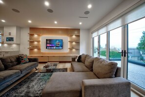 Smart-TV, Videospiele, Tischfußball