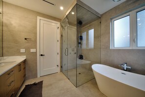 Shower, hair dryer, towels, soap - White rock Mansion sleeps 20, chef kitchen, views, Theatre room, Game Room (Surrey)