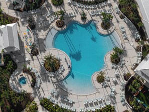 Una piscina cubierta, una piscina climatizada