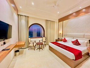 Hypo-allergenic bedding, minibar, desk, free WiFi