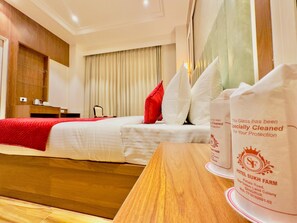 豪華雙人或雙床房, 陽台, 城市景觀 | 低過敏寢具、迷你吧、書桌、免費無線上網