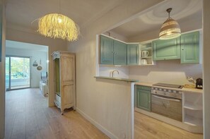 Kühlschrank, Mikrowelle, Ofen, Geschirrspüler
