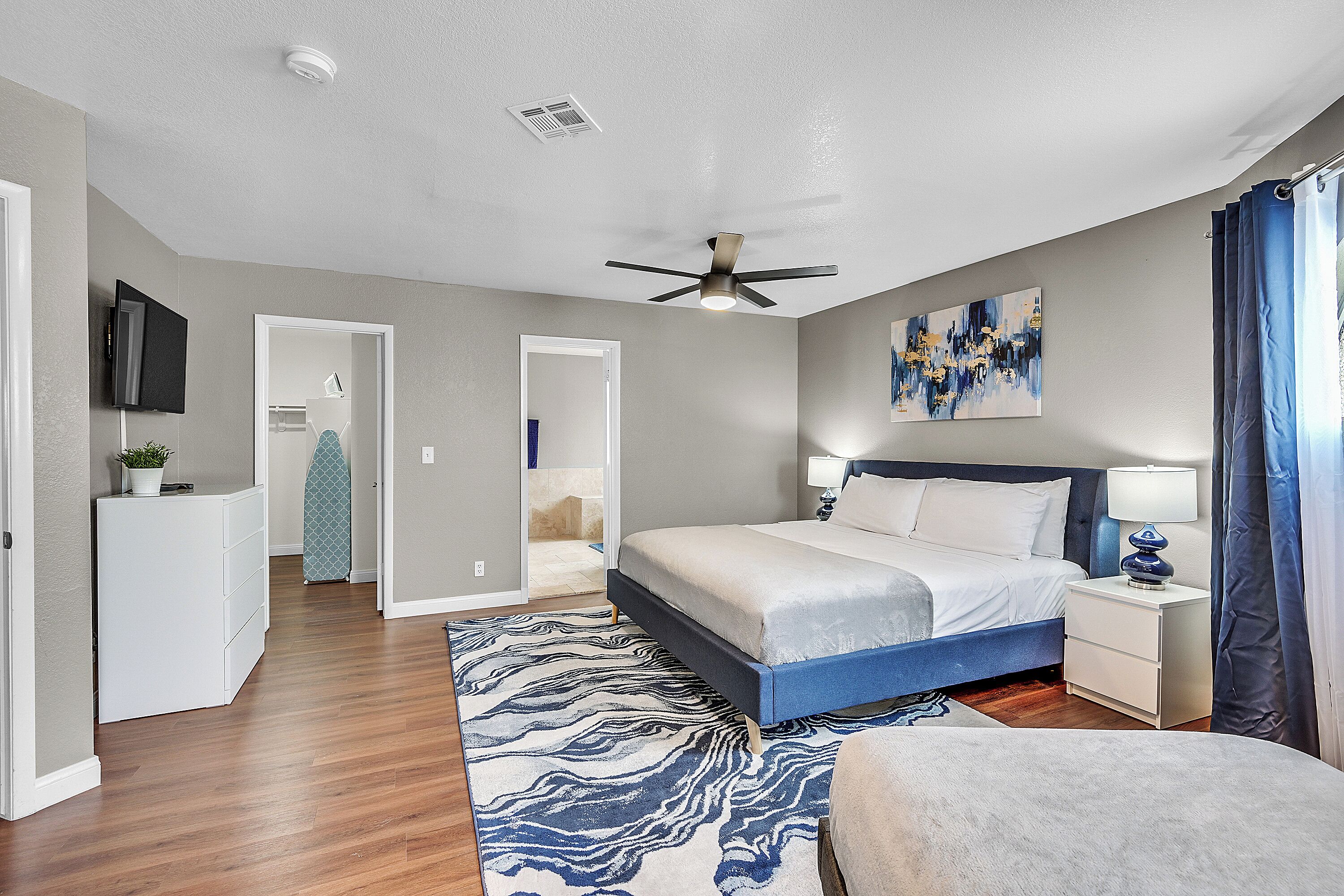 8 habitaciones, escritorio, tabla de planchar con plancha y wifi gratis 
