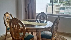 Apartemen, 2 kamar tidur, akses difabel, pemandangan kota | Ruang makan
