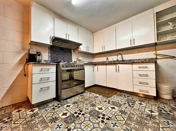 Apartment, 2 Bedrooms, Accessible, City View | Interior