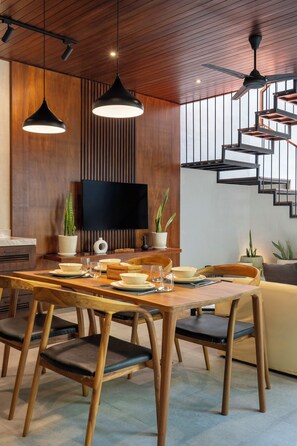 Villa, Poolside | Dining room