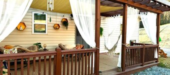 Beautiful Artistic Dog-Friendly Farmhouse Near Asheville, Cozy, Nature & Relax