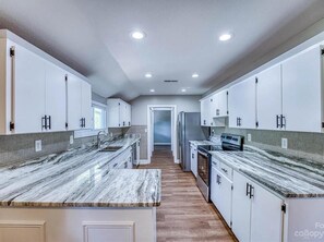 Mikroaaltouuni, uuni, liesi, astianpesukone