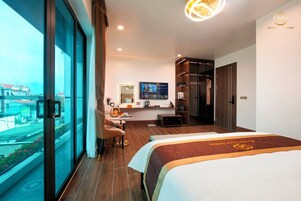 Minibar, escritorio, espacio para trabajar con un portátil y wifi gratis