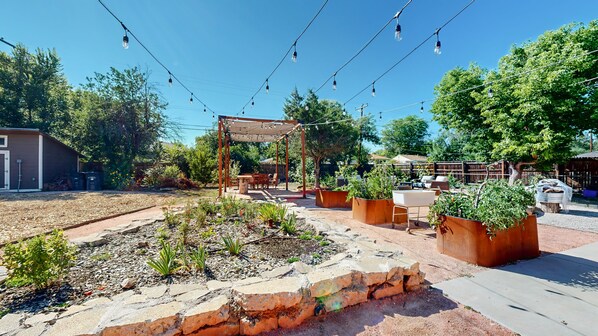 Terrace/patio - Bohemian 5-bedroom house in charming Arvada with AC, gorgeous yard, fire pit... (Arvada)