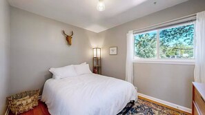 5 bedrooms, desk, iron/ironing board, WiFi - Bohemian 5-bedroom house in charming Arvada with AC, gorgeous yard, fire pit... (Arvada)