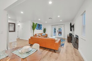 Smart-TV, Kamin, Tischtennisplatte, Stereoanlage
