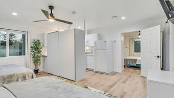 5 bedrooms, iron/ironing board, WiFi, bed sheets