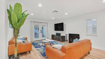 Smart-TV, Kamin, Tischtennisplatte, Stereoanlage