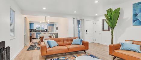 TV connectée, cheminée, table de tennis de table, chaîne hi-fi