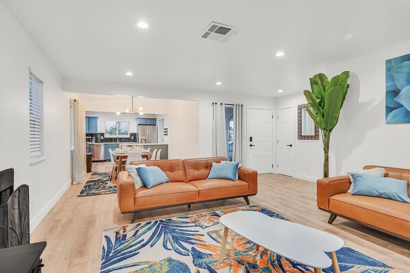 Smart TV, fireplace, table tennis, stereo