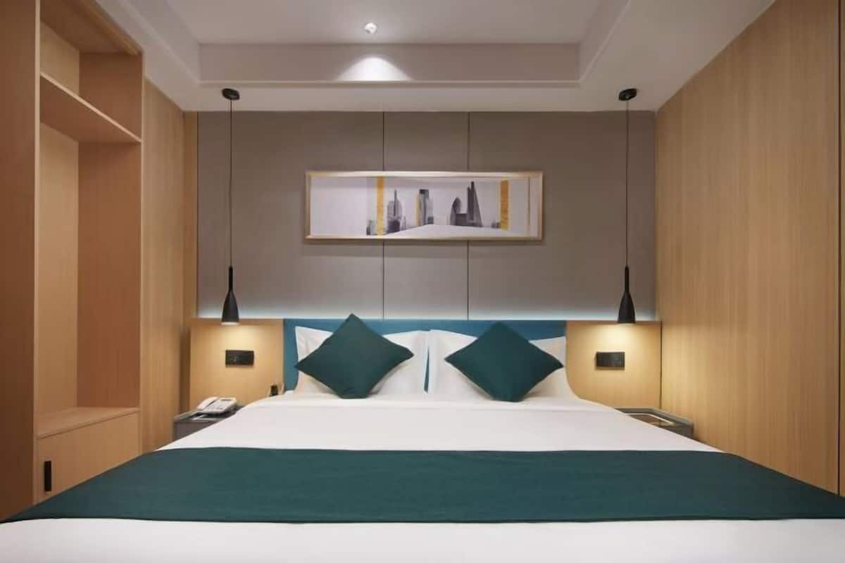 Premium bedding, Select Comfort beds, desk, laptop workspace