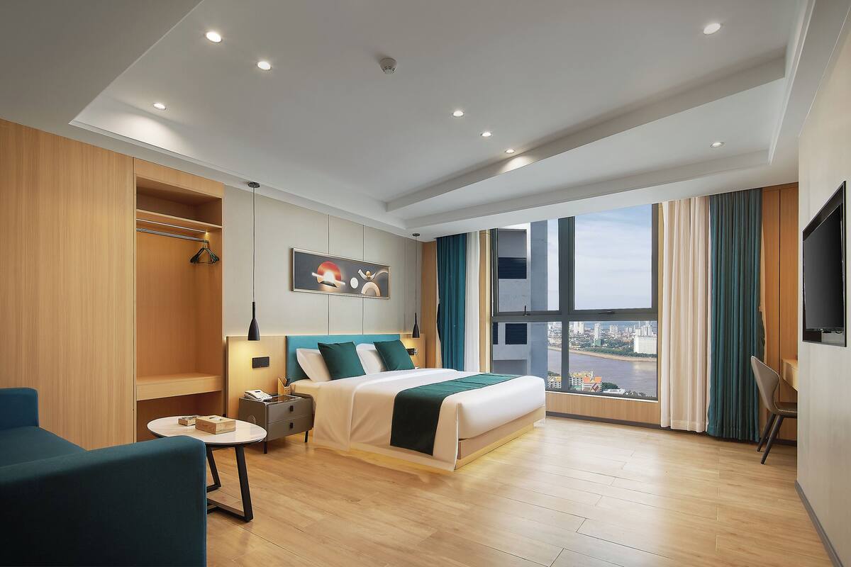 Eenvoudige eenpersoonskamer, uitzicht op het water | Luxe beddengoed, Select Comfort-bedden, een bureau, een laptopwerkplek
