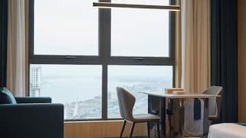 Business Room | Premium bedding, Select Comfort beds, desk, laptop workspace