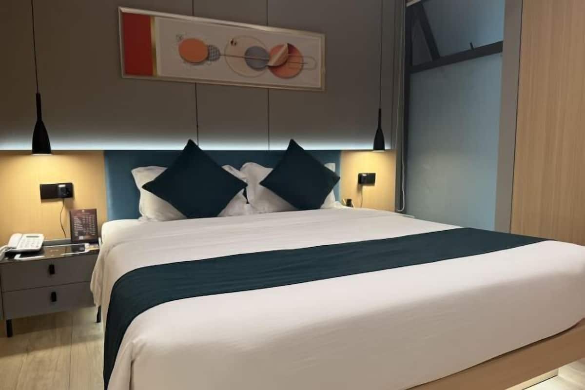 Premium bedding, Select Comfort beds, desk, laptop workspace
