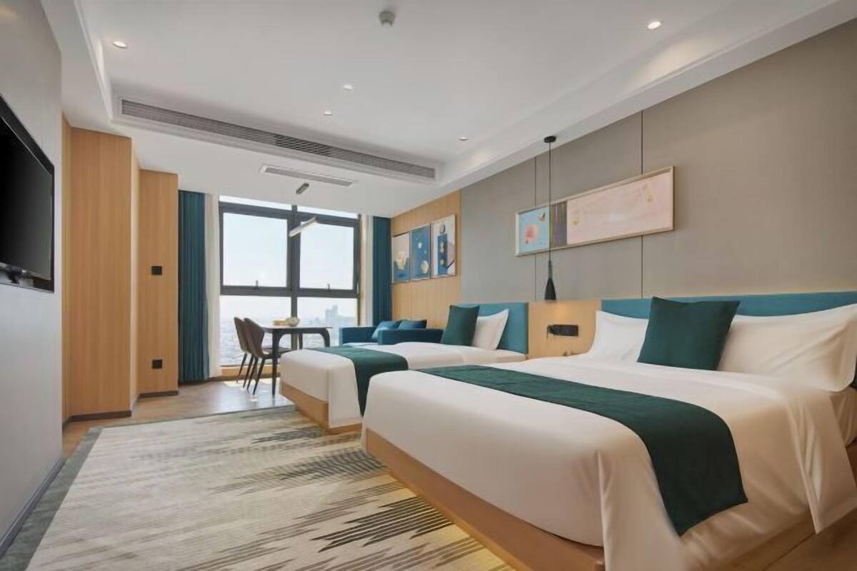 Luxe beddengoed, Select Comfort-bedden, een bureau, een laptopwerkplek