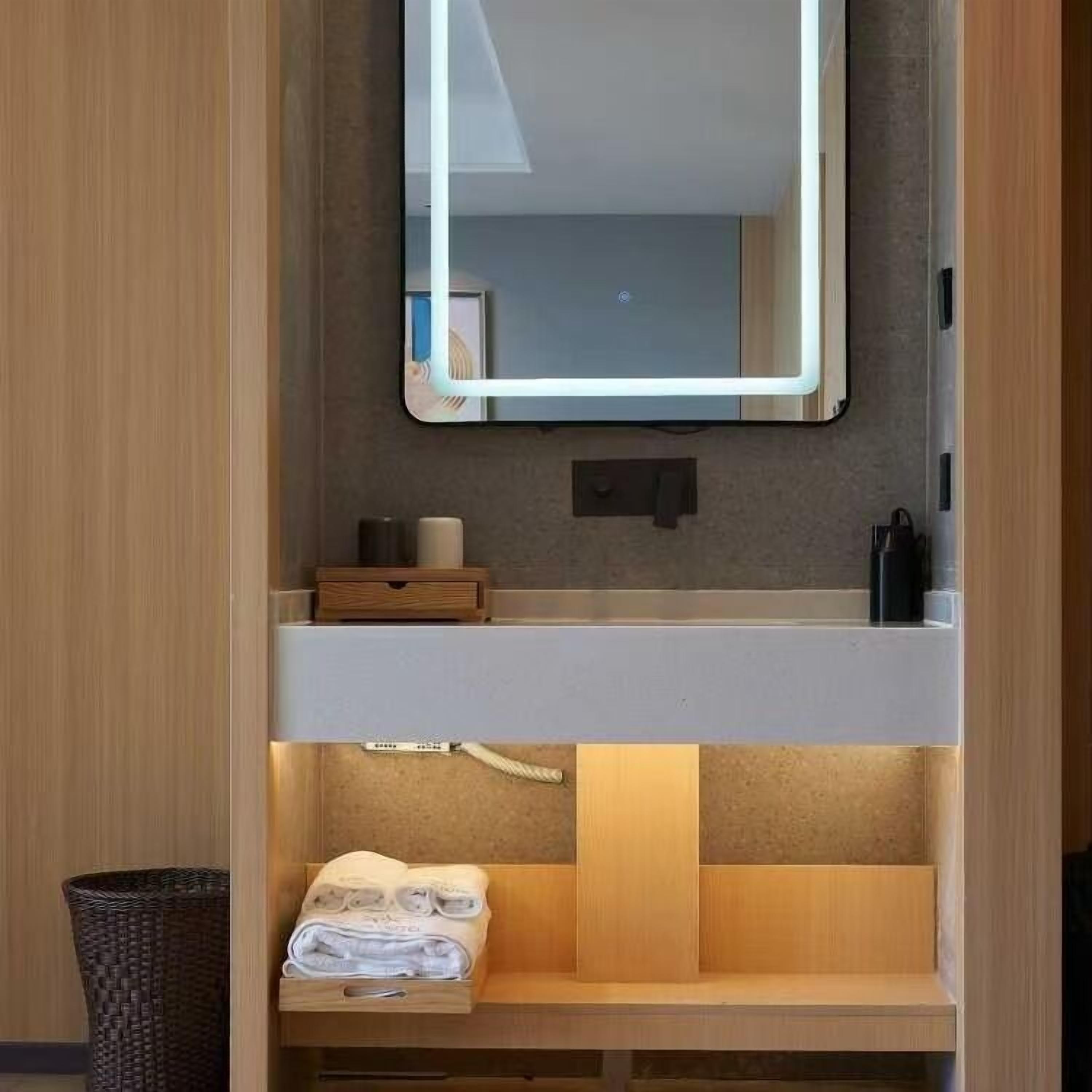 Habitación empresarial | Ropa de cama de alta calidad, camas Select Comfort y escritorio 