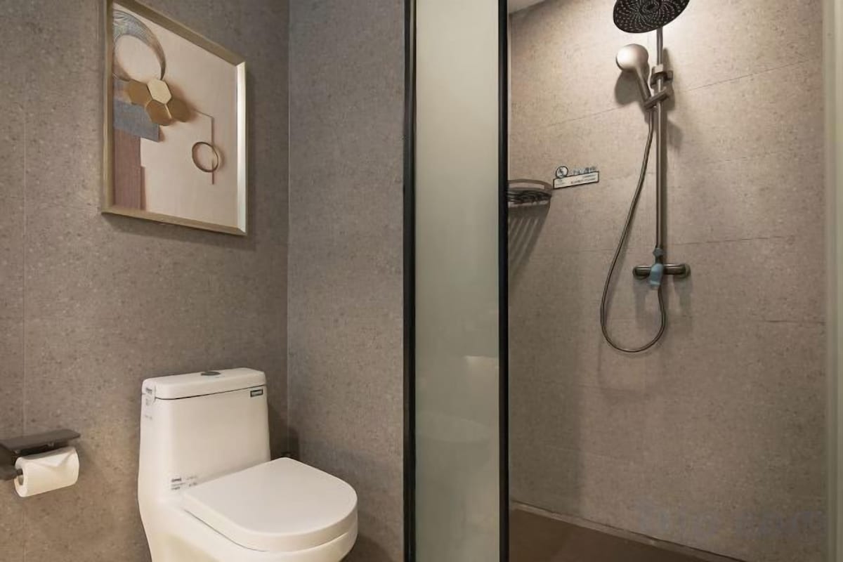 Douche, articles de toilette (gratuits), séchoir à cheveux, pantoufles