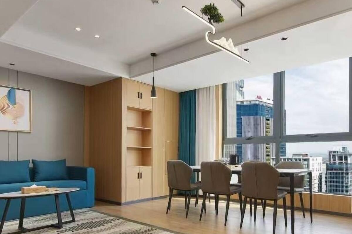 Business kamer | Luxe beddengoed, Select Comfort-bedden, een bureau, een laptopwerkplek