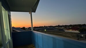 Un balcó amb vista a un capvespre sobre una zona residencial.