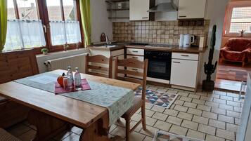 Kühlschrank, Mikrowelle, Herdplatte, Kochgeschirr/Geschirr/Besteck