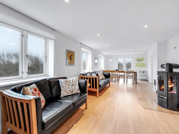 Televisio, takka, pöytäjalkapallopöytä