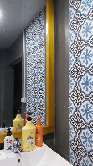 Dortoir Partagé Confort, vue montagne | Salle de bain | Chaussons, serviettes fournies, savon, shampoing