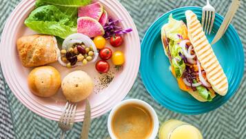 Free daily buffet breakfast