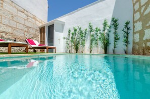 Villa | Alberca | Alberca techada y alberca al aire libre